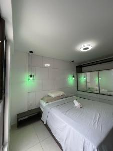 um quarto com 2 camas e um espelho em Eco Summer Tambaú - Apartamento de Alto Padrão de 2 Quartos em João Pessoa