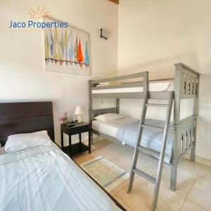 1 Schlafzimmer mit 2 Etagenbetten und einer Leiter in der Unterkunft Casa del sol in Bejuco