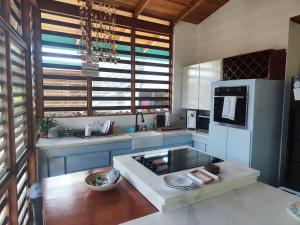 eine Küche mit einer Spüle und einem Kühlschrank in der Unterkunft Casa del sol in Bejuco