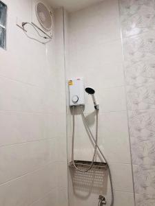 a shower in a bathroom with a shower at Sisters Home ที่พักใกล้สวนพฤกษศาสตร์ ระยองแหลมแม่พิมพ์ in Ban Ko Kok
