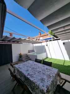 um quarto com uma mesa e cadeiras numa varanda em Casa Familiar en Sevilla Este em Sevilha