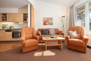 a living room with two chairs and a couch and a table at Ferienwohnung Margaretha, App 18 in Ostseebad Sellin
