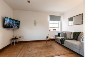 sala de estar con sofá y TV en Prime Location 1-bedroom apartment - Close to Solent-Hospital-Amazon Voucher for long stay, en Southampton