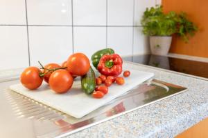 einen Teller Tomaten und Gurken auf einer Theke in der Unterkunft Ferienwohnung Margaretha, App 04 in Ostseebad Sellin