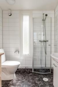 uma casa de banho com um chuveiro, um WC e um lavatório. em Kristinehamn Herrgårdscamping & Stugor em Kristinehamn