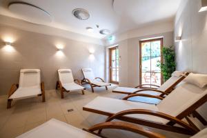 A seating area at CHALET am Schneeberg See