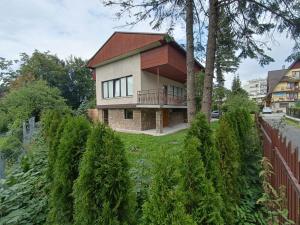 Vonkajšia záhrada v ubytovaní Apartament z jacuzzi Zakopane