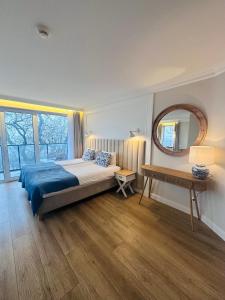 ウストカにあるHotel Szerokie Wody Sea & Sand Ustkaのベッドルーム(ベッド1台、テーブル、鏡付) +37枚の写真