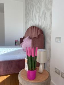 ein Schlafzimmer mit einem Bett und einem Tisch mit einer Lampe in der Unterkunft Labanca's Luxury center in Matera