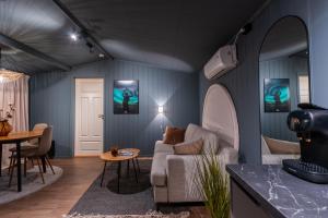 Istumisnurk majutusasutuses Aera - Glass cabins