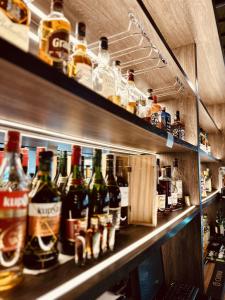 eine Bar mit vielen Flaschen Alkohol auf dem Regal in der Unterkunft Hotel Destiny in Ongwediva