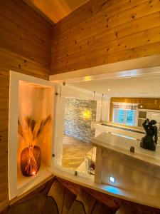 ein Zimmer mit einem Fenster mit einer Vase auf einem Regal in der Unterkunft Luxusvilla Österreich in Scheibbs