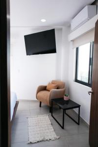 ein Wohnzimmer mit einem Sofa und einem Tisch in der Unterkunft Monyxbnb Hotel in Puerto Vallarta
