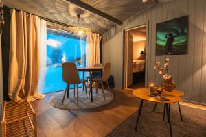 Istumisnurk majutusasutuses Aera - Glass cabins
