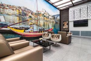 uma sala de estar com uma grande pintura de um barco em Urban Hotel Amadeos em Matosinhos
