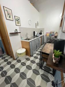 a kitchen with a black and white checkered floor at Bell'e Buono vicino aeroporto di Capodichino in Naples