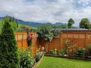un cortile con recinzione in legno e giardino di Bungalow Lindenweg a Bad Ischl