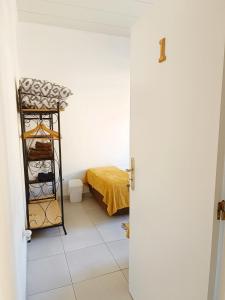 フンシャルにあるHome & Flower - Private bedrooms Funchalのベッドルーム1室(ベッド1台付)