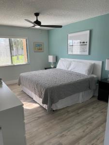 ein Schlafzimmer mit Bett und Deckenventilator in der Unterkunft Ocean Village Club B-17 in St. Augustine + 21 Fotos