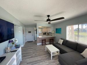 ein Wohnzimmer mit Sofa und Tisch in der Unterkunft Ocean Village Club B-17 in St. Augustine