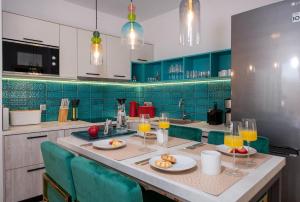 una cucina con tavolo, cibo e bicchieri di succo d'arancia di Flos Apartments a Korakiaí