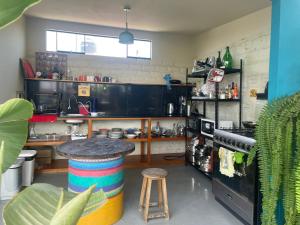 una cocina con encimera y mesa. en yaqtahostel, en Trujillo