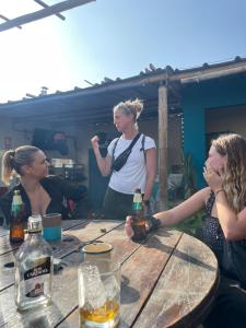 eine Gruppe von Frauen, die um einen Holztisch sitzen in der Unterkunft yaqtahostel in Trujillo