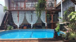 een zwembad in het midden van een huis bij Playa Arica Backpackers in Arica