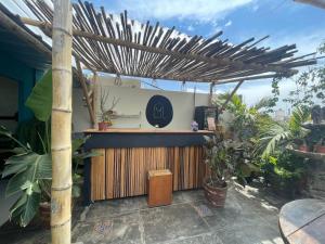 un bar con pérgola de madera y plantas en yaqtahostel en Trujillo