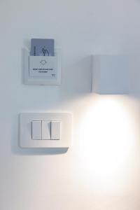 um interruptor de luz numa parede com um sinal nela em Essentia Rooms & Relax em Vasto