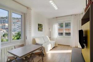 サンレモにあるNinfea apartmentsのリビングルーム(白いソファ、テーブル付)