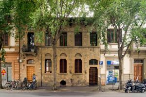 ein Steingebäude mit Fahrrädern, die davor geparkt sind in der Unterkunft Modern Apartment in Florence in Florenz