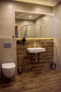 y baño con lavabo y aseo. en Resort Jura en Kroczyce
