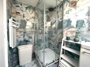 ein Bad mit einer Dusche und einem WC in der Unterkunft Le Nouvo : bel appartement entièrement rénové in Corbeil-Essonnes
