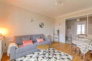維尼西厄的住宿－Le Parilly - Ma Cabotte，客厅配有蓝色的沙发和桌子