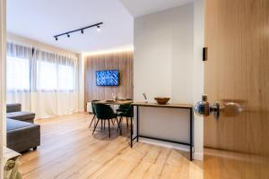 - un salon avec une table et une salle à manger dans l'établissement Exclusive Apartments Barcelona 4 personas St Pere, à Terrassa