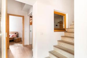 Posezení v ubytování Appartamento rustico con stube e balcone
