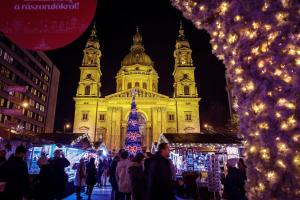 um mercado de Natal em frente a um edifício com uma árvore de Natal em SLEEP'N Budapest - free airport transfer em Budapeste