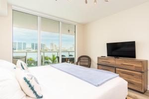 a bedroom with a bed and a large window at Marina Bay 46 in Miami Beach