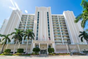 een uitzicht op het Marriott Key Club Building bij Marina Bay 108 in Miami Beach