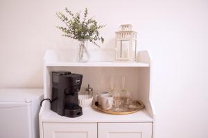 uma cafeteira numa prateleira numa cozinha em La Bifora em Tivoli