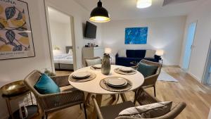 a dining room and living room with a table and chairs at BeckHomes: Luxuriöses Juwel mitten in der Altstadt in Bamberg