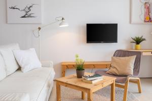 TV a/nebo společenská místnost v ubytování Villa Jolara With Heated Pool - Deluxe Apartment 13