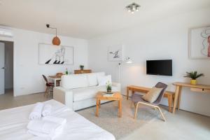 TV a/nebo společenská místnost v ubytování Villa Jolara With Heated Pool - Deluxe Apartment 13