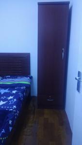 Tempat tidur dalam kamar di Ladies hostel near Burjuman Metro Station