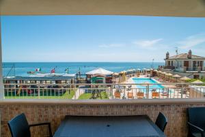 uma vista para a praia a partir da varanda de um resort em Residence Baiadosol em Lido di Fermo