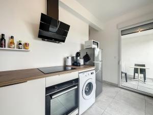 Kuchyň nebo kuchyňský kout v ubytování Le 121 - Appartement 101