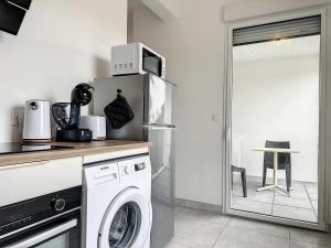 Kuchyň nebo kuchyňský kout v ubytování Le 121 - Appartement 101