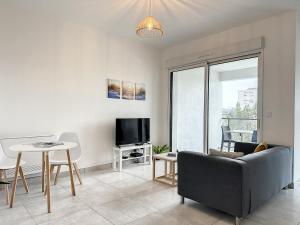 TV a/nebo společenská místnost v ubytování Le 121 - Appartement 101