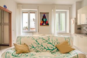 a living room with a couch and two windows at Gianicolo - Spacious flat for family and friends in Rome